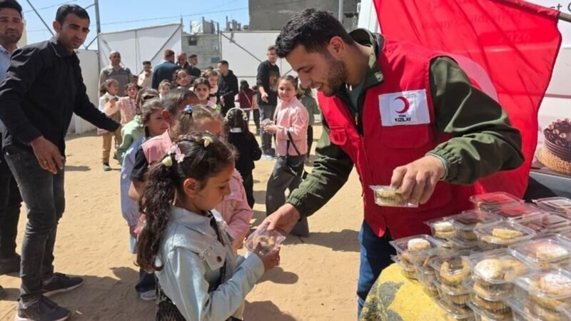 Türk Kızılay, Gazze’de çocuklara her gün 1000 paket ikram ul